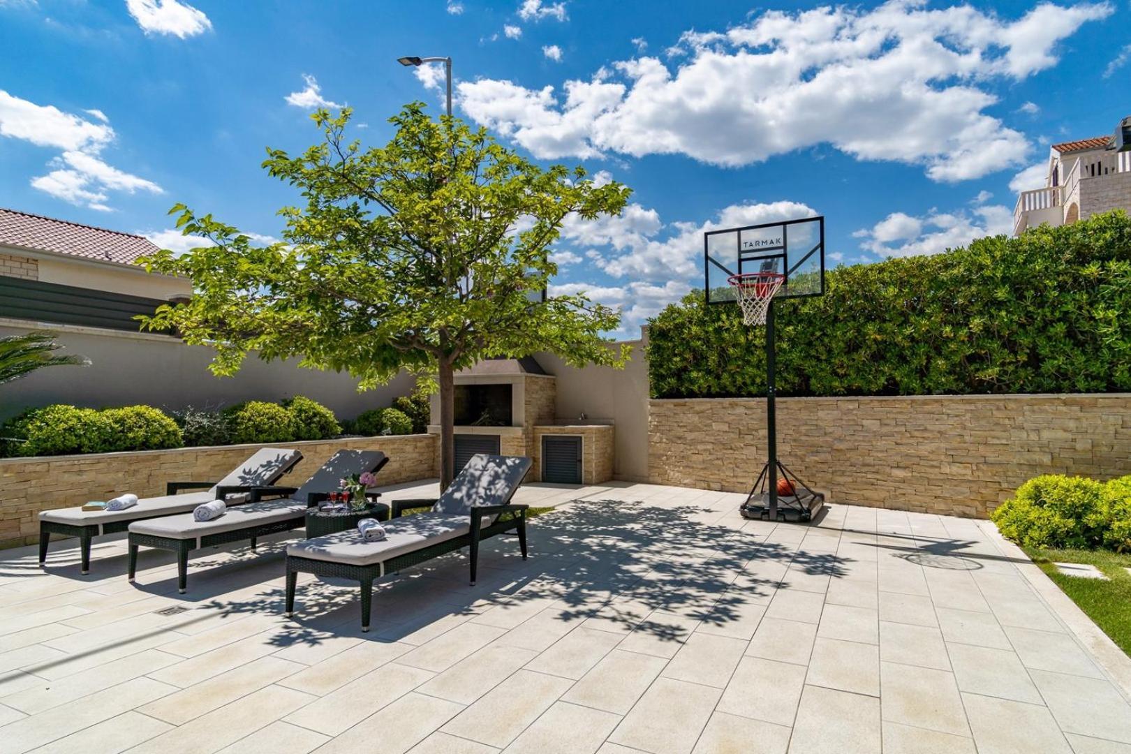 Luxury Villa Lucas With Heated Pool, Whirlpool, Sauna, 14 Pax Podstrana Exterior photo