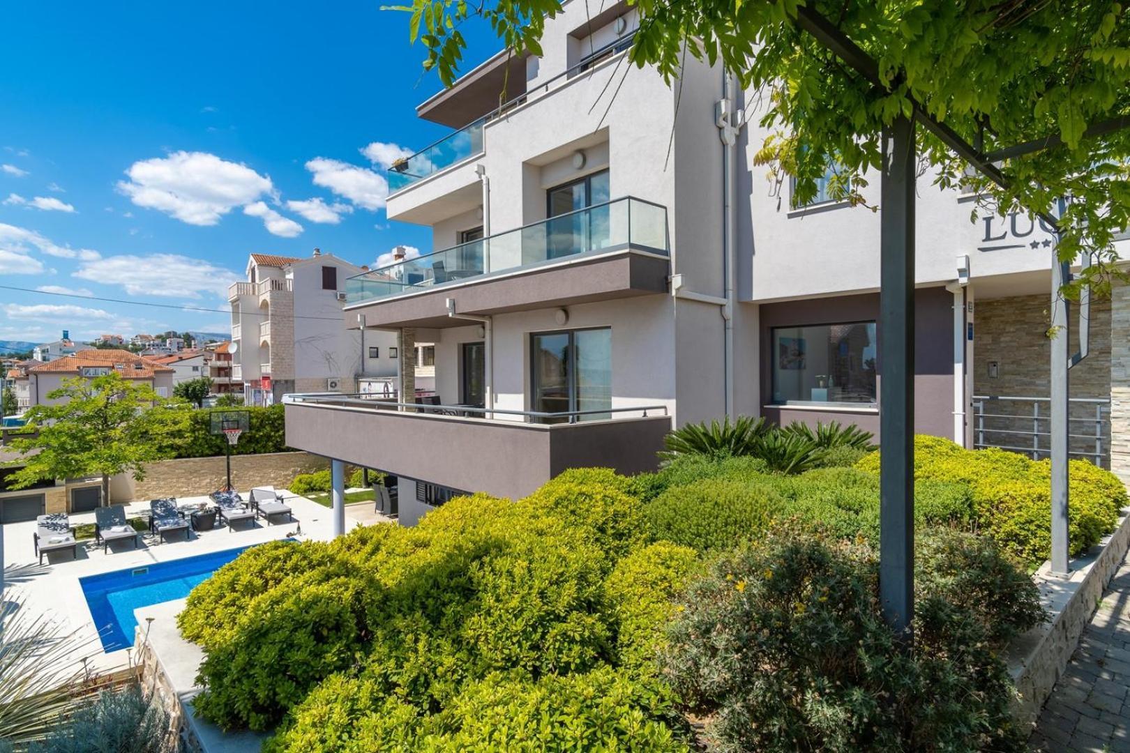 Luxury Villa Lucas With Heated Pool, Whirlpool, Sauna, 14 Pax Podstrana Exterior photo