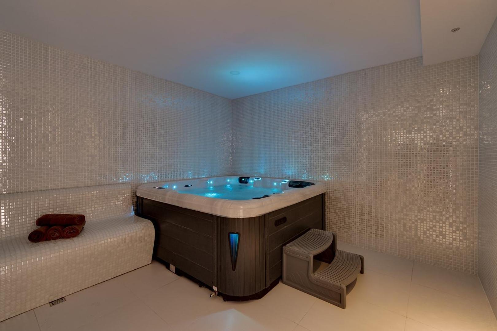 Luxury Villa Lucas With Heated Pool, Whirlpool, Sauna, 14 Pax Podstrana Exterior photo