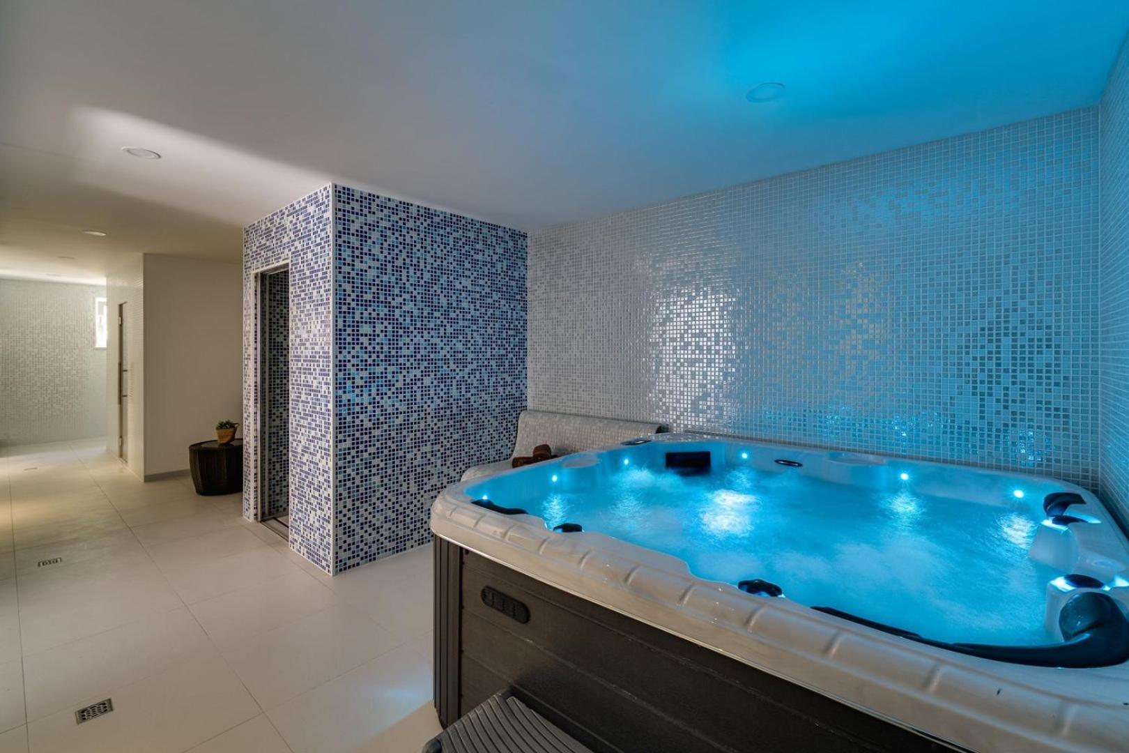 Luxury Villa Lucas With Heated Pool, Whirlpool, Sauna, 14 Pax Podstrana Exterior photo