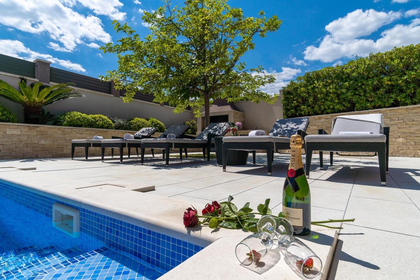 Luxury Villa Lucas With Heated Pool, Whirlpool, Sauna, 14 Pax Podstrana Exterior photo